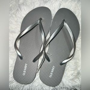 🌟4/$20 SALE🌟 Silver Old Navy Flip Flops (9)